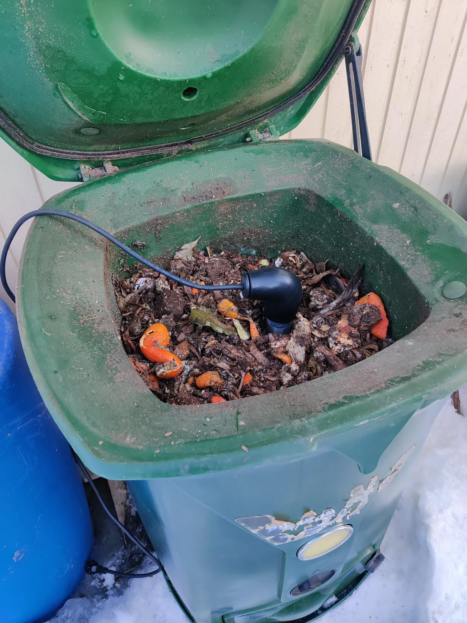 Sulana putkilämmitin upotettuna kompostin sekaan